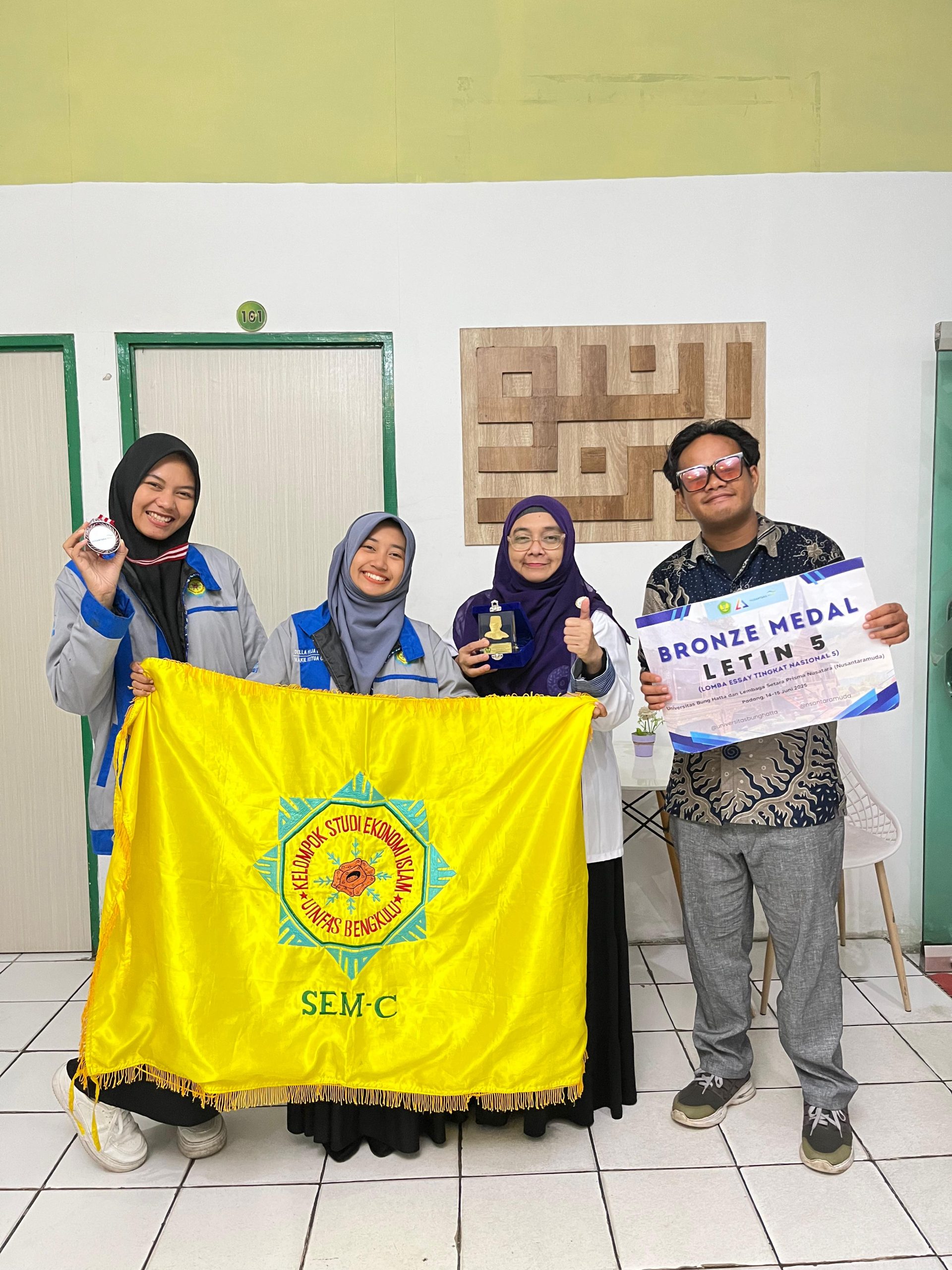 Read more about the article DUA MAHASISWA EKONOMI SYARIAH RAIH BRONZE MEDAL DI AJANG LETIN
