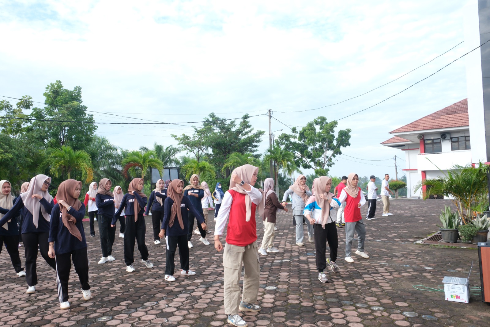Read more about the article Senam Sehat FEBI UIN Fatmawati Sukarno Bengkulu Pererat Kebersamaan Civitas Akademika