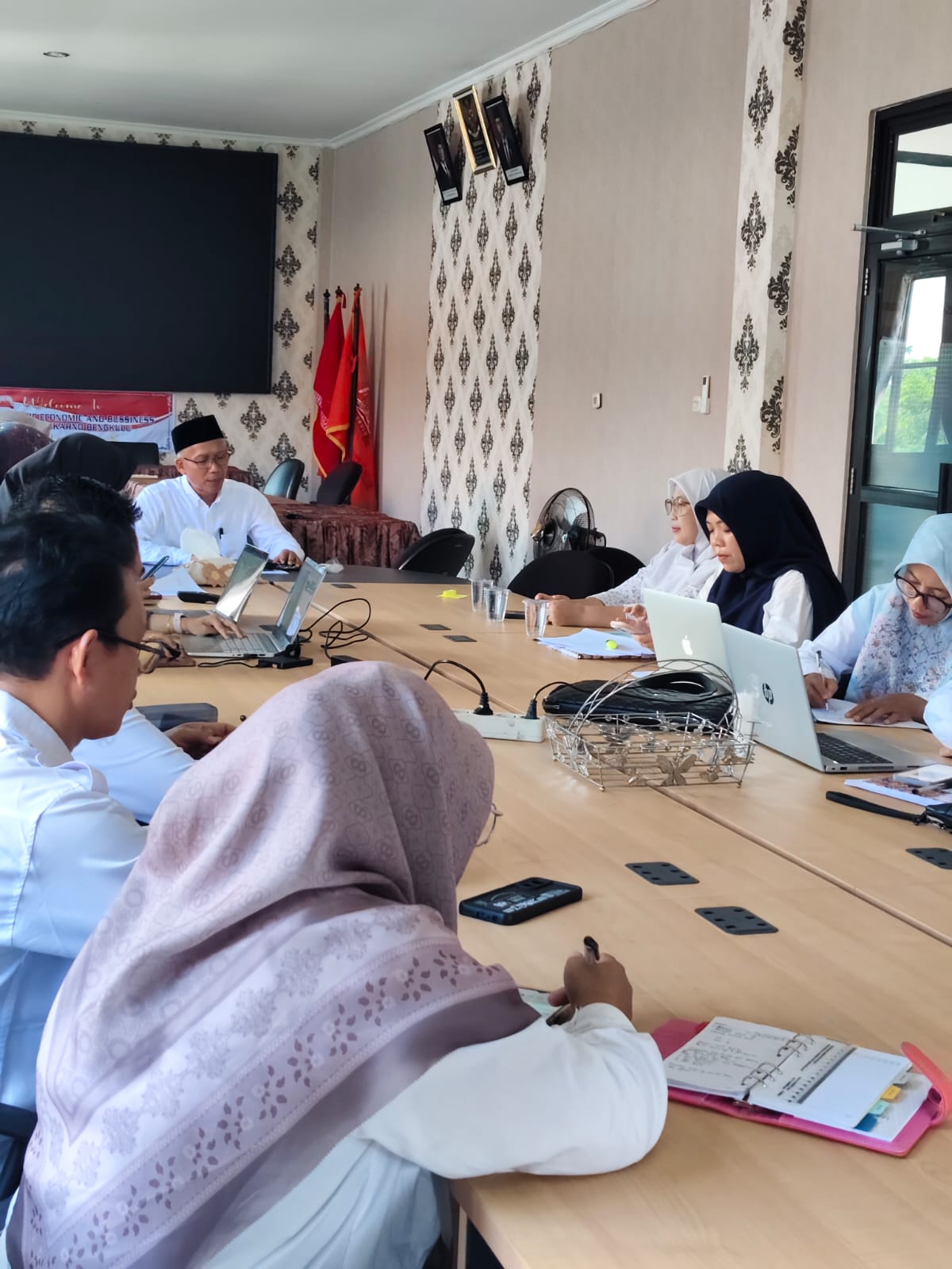 You are currently viewing WUJUDKAN PELAYANAN PRIMA, DEKAN PIMPIN RAPAT KOORDINASI BERSAMA TENDIK