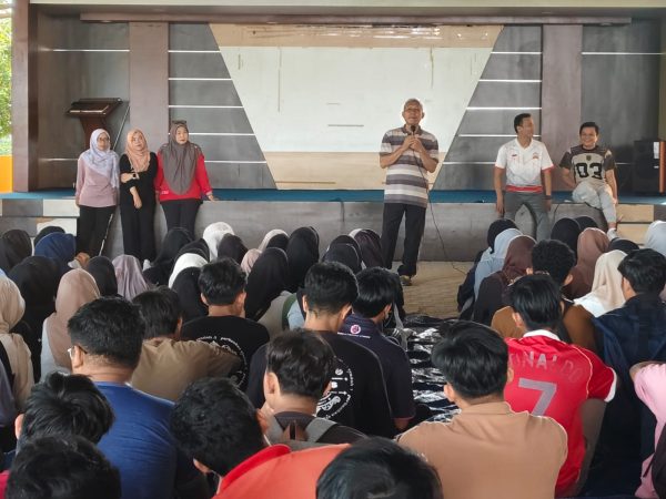 Read more about the article MEMBENTUK KARAKTER DISIPLIN DAN ISLAMI, FEBI LAKUKAN PEMBINAAN MAHASISWA