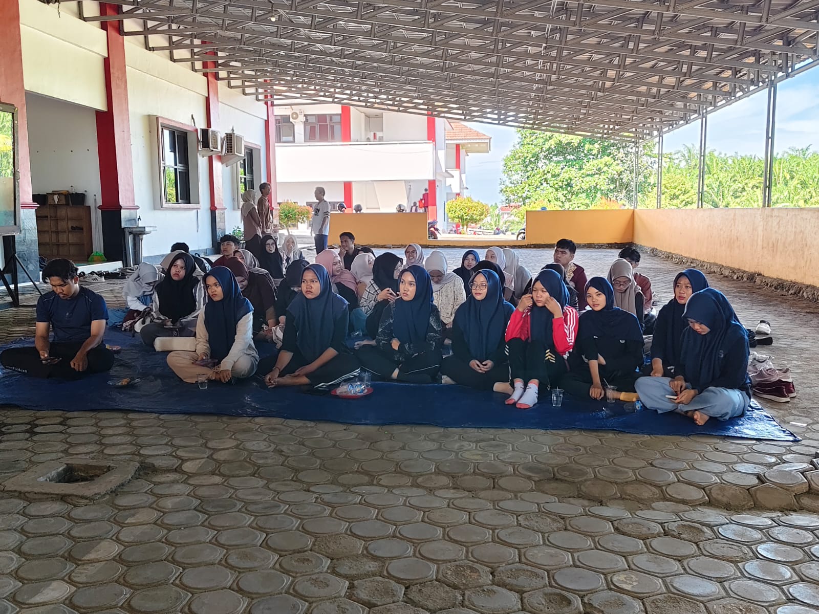 Read more about the article Peduli Lingkungan, Mahasiswa Pasca Sarjana Sosialisasi Zakat Sampah Di FEBI