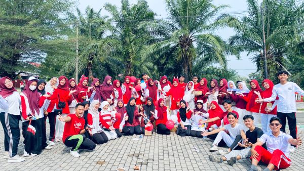Read more about the article Jalan Santai HUT RI ke-81, Ormawa FEBI, IMAKIP, dan DUTA FEBI Tunjukkan Semangat Kebersamaan