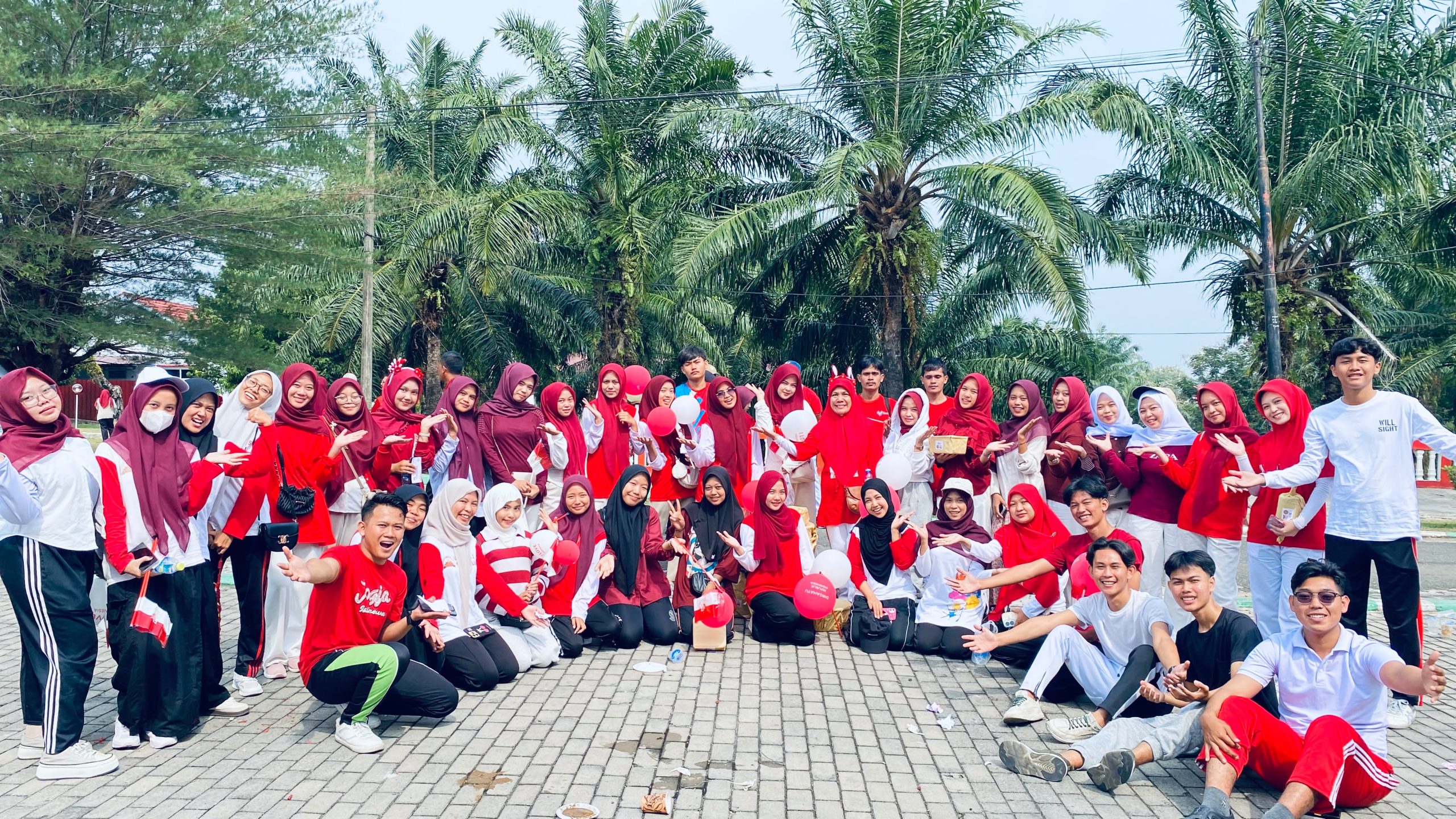Read more about the article Jalan Santai HUT RI ke-81, Ormawa FEBI, IMAKIP, dan DUTA FEBI Tunjukkan Semangat Kebersamaan