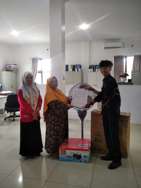 Read more about the article Kepedulian Alumni untuk Almamater, Angkatan XIII Serahkan Sumbangan ke FEBI