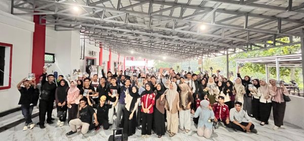 Read more about the article HMPS Ekonomi Syariah Hidupkan Ruang Diskusi Intelektual Lewat Bedah Buku Bumi Manusia