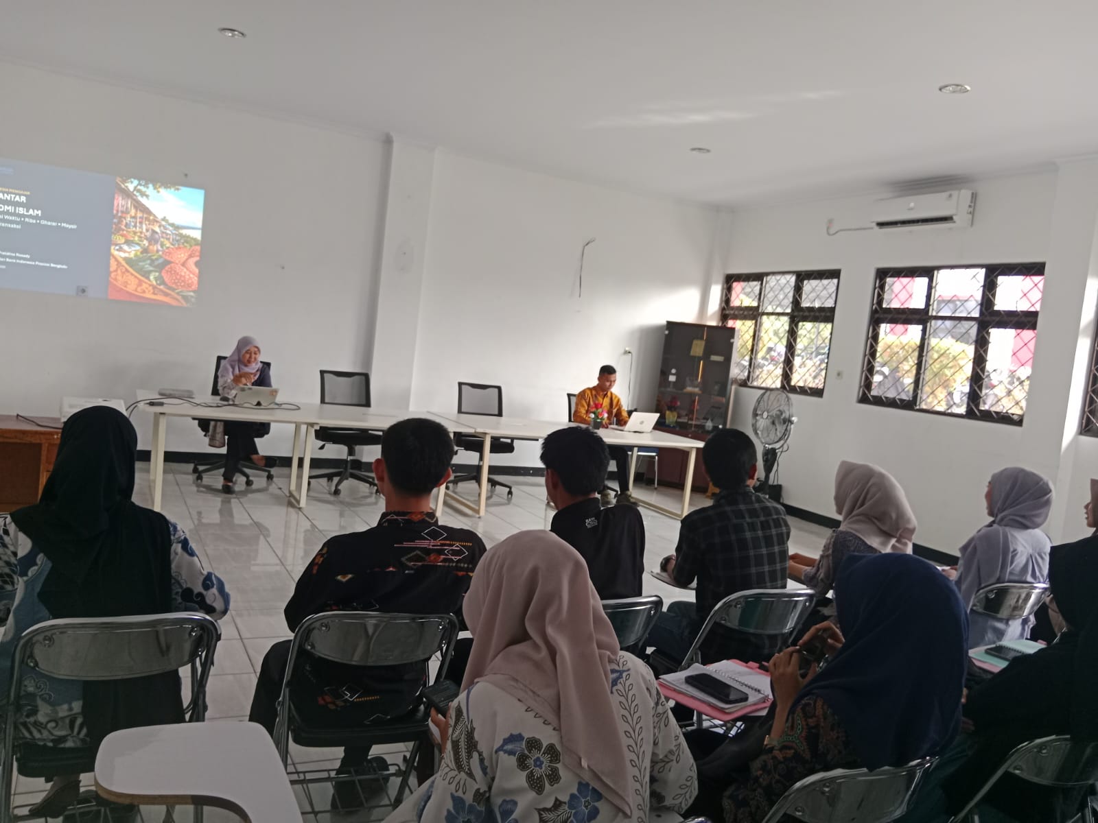 You are currently viewing Belajar Langsung dari Praktisi, Mahasiswa FEBI Dalami Kebijakan Moneter dan Transaksi Syariah